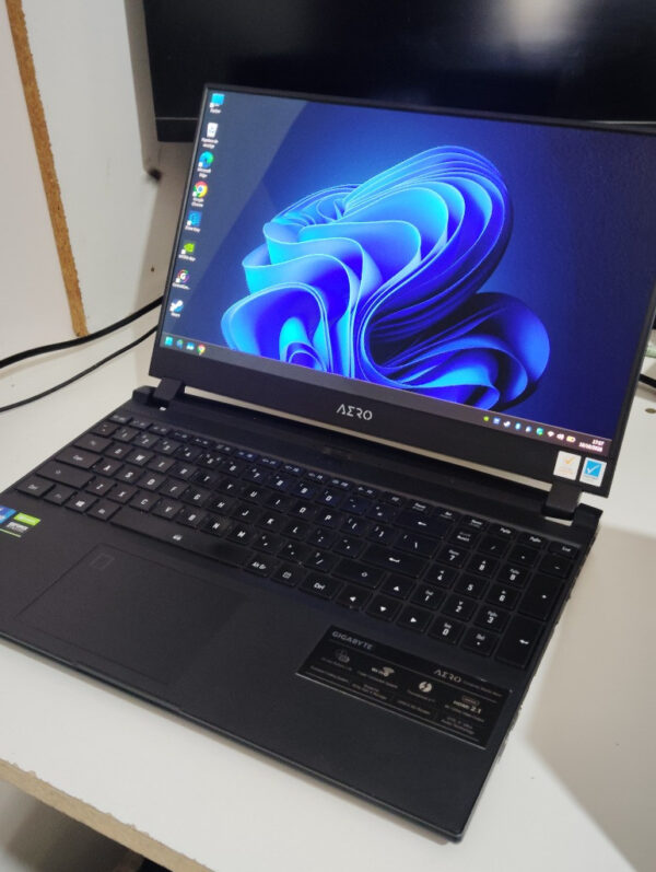 Notebook Gigabyte AERO 15 XD OLED Foto Real Usado Heat Electronics